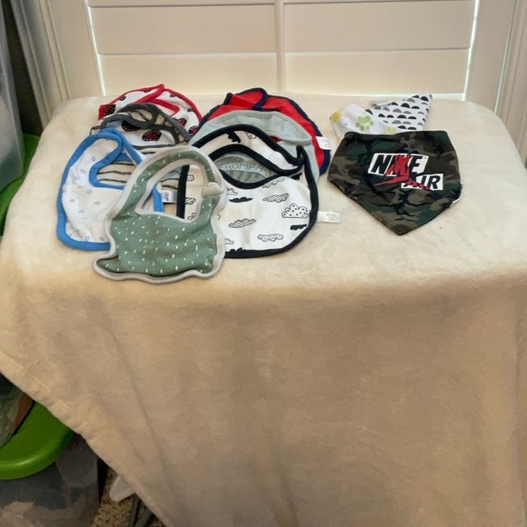 Nike Kids Bib Set - Red, Blue, Green, Black - Picture 1 of 11